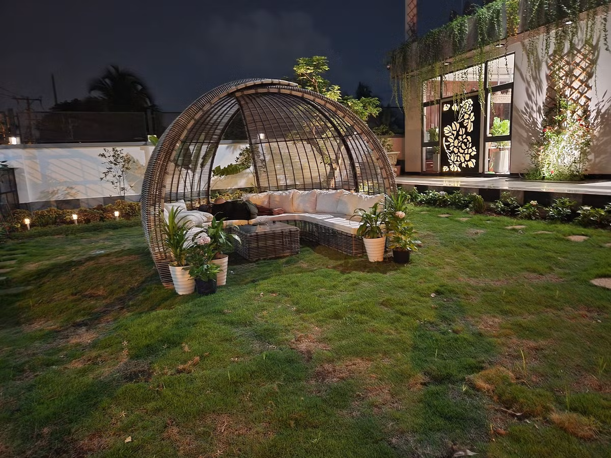 Tại đây, ca sĩ Quách Thành Danh bố trí các bộ bàn trà, ghế nghỉ để gia đình thư giãn.