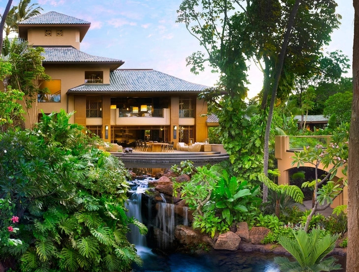 Ellison đã biến hòn đảo thành một nơi trù phú dành cho những người siêu giàu. Trên đảo có khách sạn Four Seasons và nhà hàng sushi cao cấp. Ảnh: HANDOUT