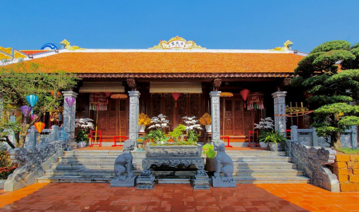 Nghệ sĩ Vượng Râu phải mời các nghệ nhân từ khắp nơi như Bắc Giang, Bắc Ninh, Hải Dương, Nam Định để hoàn thành công trình. Ảnh: Vietnamnet