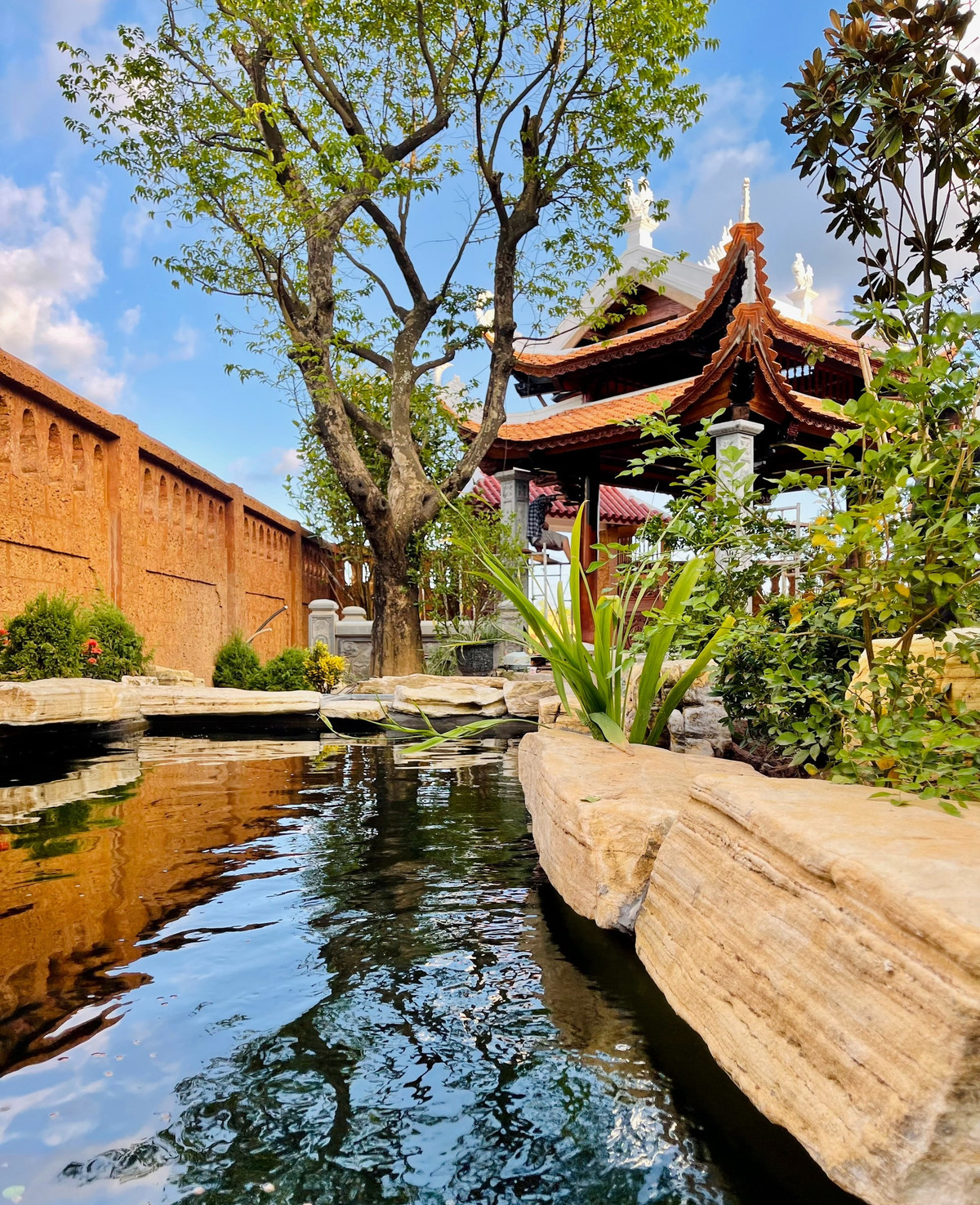 Không chỉ là nơi thờ Phật, Thành Hoàng làng và gia tiên, Việt phủ của nghệ sĩ Vượng Râu còn có dãy nhà sinh hoạt chung dành cho con cháu mỗi dịp lễ lạt về để nghỉ ngơi. Ảnh: Vietnamnet