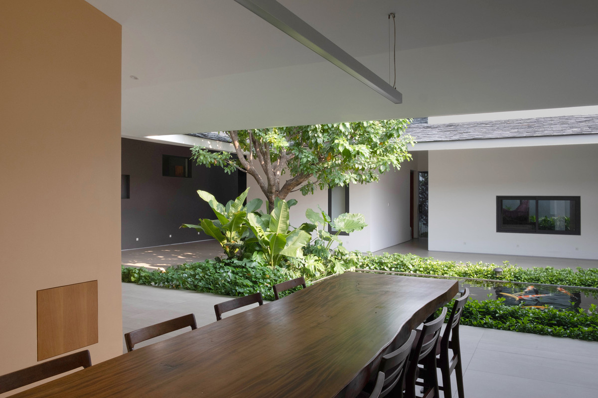 Các khối nhà được tách biệt tạo sự thông thoáng. Phòng riêng trong các khối hộp được ngăn cách với nhau tạo nhiều khoảng trống và đối lưu không khí đến mọi ngóc ngách.