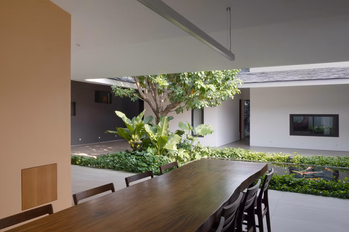 Các khối nhà được tách biệt tạo sự thông thoáng. Phòng riêng trong các khối hộp được ngăn cách với nhau tạo nhiều khoảng trống và đối lưu không khí đến mọi ngóc ngách.