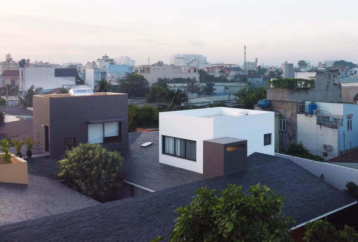 Kiến trúc này được tạo ra từ sự tương phản giữa kiến trúc của những khối hộp hiện đại và mái đá cũ.