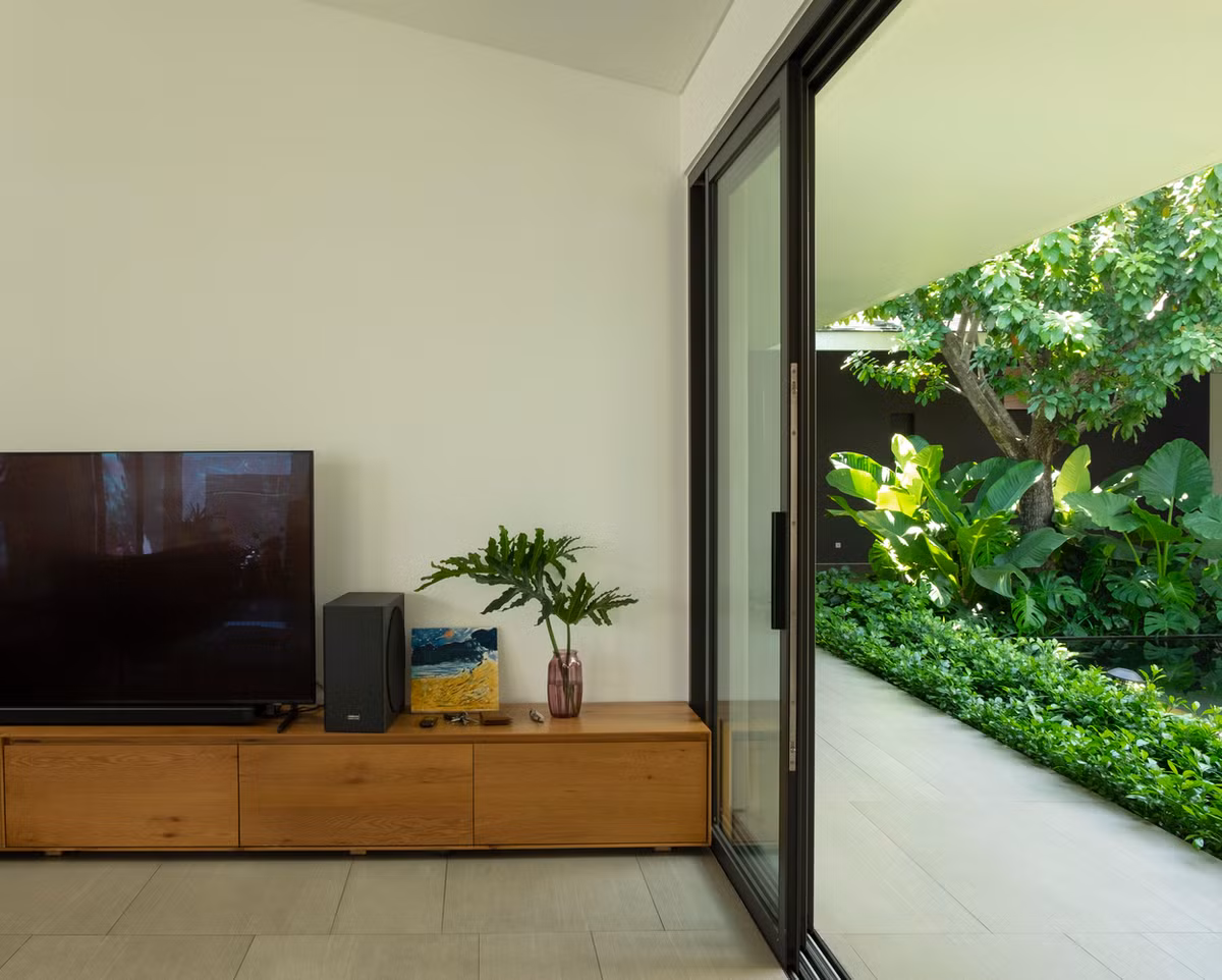 Đồng thời, cách bố trí tường lệch tạo không gian sân chung lớn nhỏ đa dạng dưới mái dốc, không vách ngăn với sân vườn, ánh nắng và cây xanh.