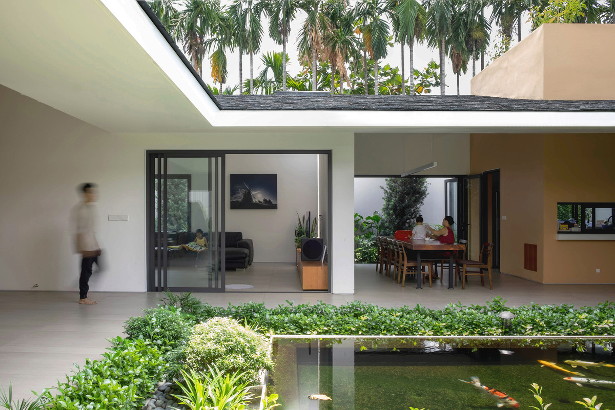 Không gian chung ở giữa nhà có hồ cá rộng, là khu vực diễn ra nhiều hoạt động chung như góc để ông uống trà, căn bếp để bà nấu ăn và nơi cho trẻ em chơi quanh sân.