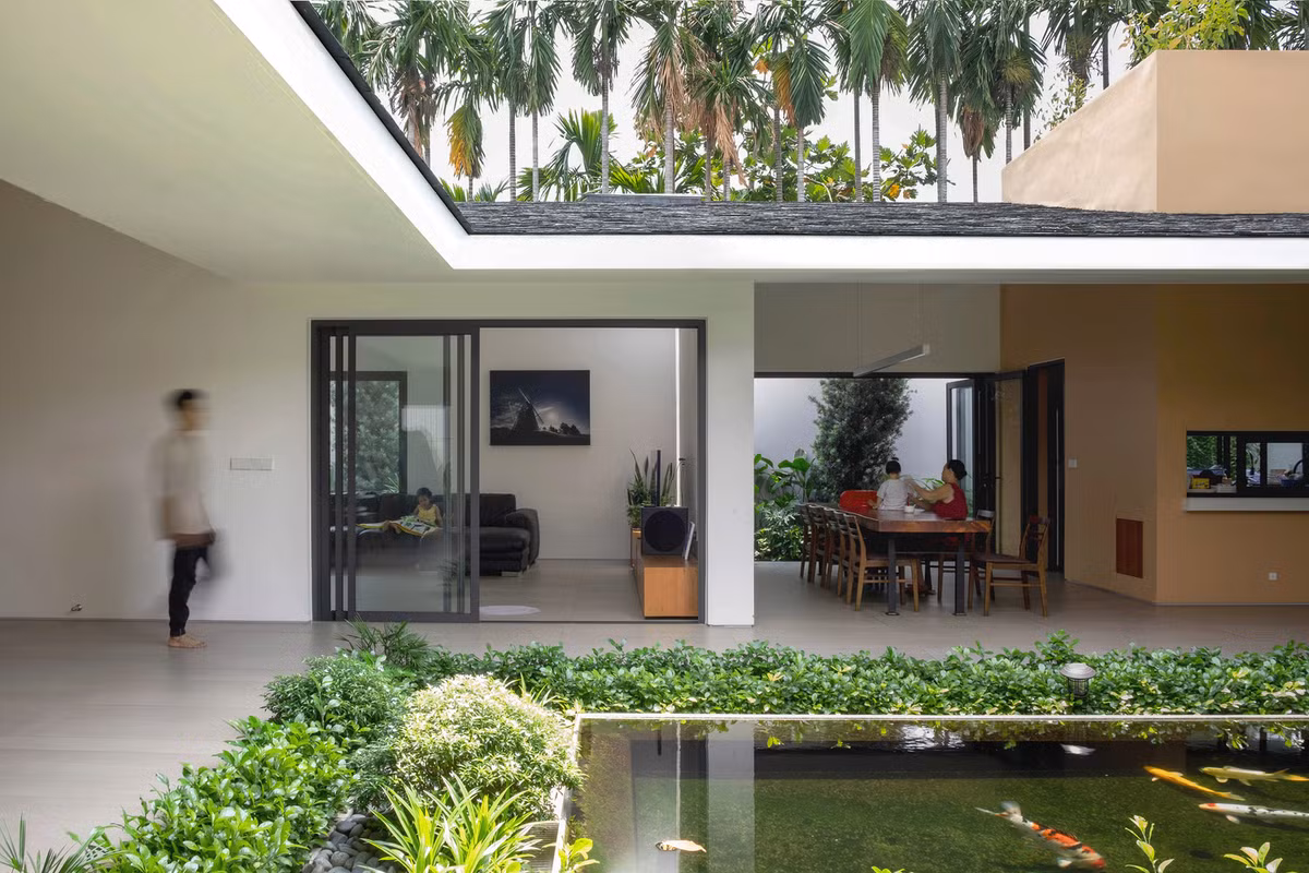 Không gian chung ở giữa nhà có hồ cá rộng, là khu vực diễn ra nhiều hoạt động chung như góc để ông uống trà, căn bếp để bà nấu ăn và nơi cho trẻ em chơi quanh sân.