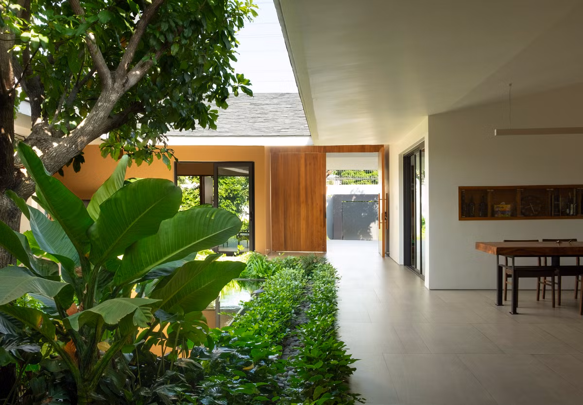 Với cách bài trí này, các thành viên trong gia đình có xu hướng tập trung ở gian giữa.