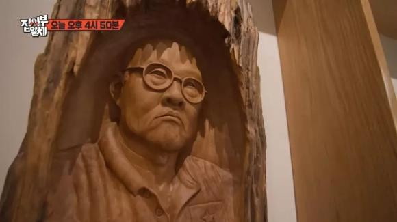 Căn nhà của thầy Park trang trí nhiều vật dụng được người hâm mộ tặng. Ảnh chụp màn hình