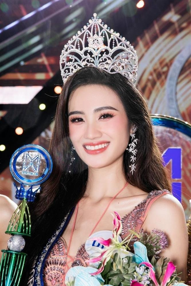 Ngay sau khi đăng quang Miss World Vietnam 2023, cuộc sống của Huỳnh Trần Ý Nhi thu hút sự chú ý của đông đảo người hâm mộ nhan sắc Việt. Tân Hoa hậu sinh ra trong gia đình khá giả ở Bình Định. Ảnh: FBNV