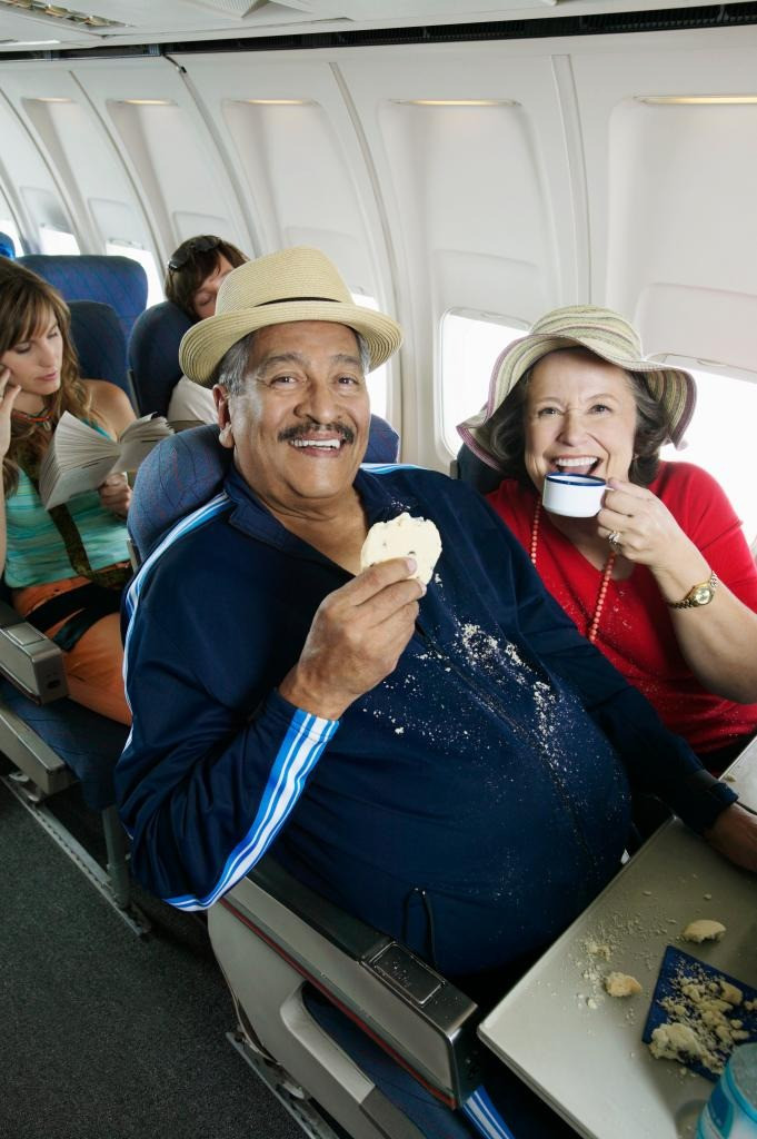 Theo cựu tiếp viên hàng không, thời điểm phù hợp để đi vệ sinh là trước khi thức ăn được phục vụ. Lý do là nhiều người sẽ có nhu cầu sử dụng nhà vệ sinh ngay sau khi ăn. Ảnh: Getty