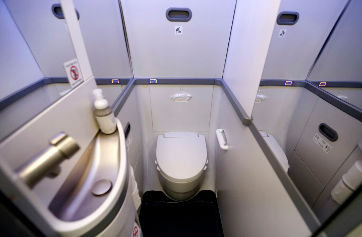 Trong khi đó, một chuyên gia giấu tên cũng tiết lộ thời điểm tồi tệ nhất để sử dụng nhà vệ sinh máy bay là ngay trước khi cất cánh và khi kết thúc chuyến bay, đặc biệt nếu đó là một chặng đường dài. Ảnh: Getty