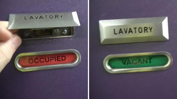 Với nút bí mật này, phi hành đoàn có thể vào bên trong nhà vệ sinh nếu ai đó đang gặp vấn đề về sức khỏe hoặc nếu một đứa trẻ vô tình nhốt mình trong đó. Ảnh: TheSun