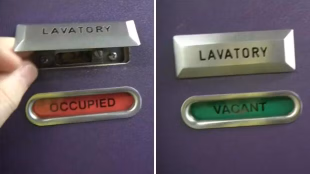 Với nút bí mật này, phi hành đoàn có thể vào bên trong nhà vệ sinh nếu ai đó đang gặp vấn đề về sức khỏe hoặc nếu một đứa trẻ vô tình nhốt mình trong đó. Ảnh: TheSun