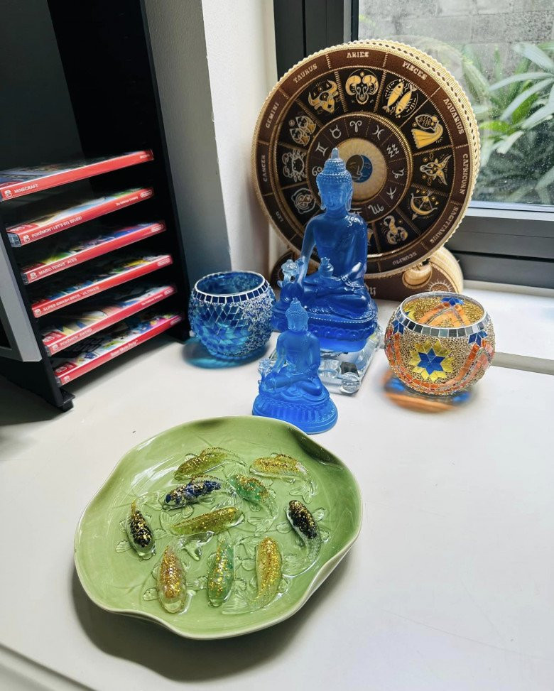 Góc chill của Vân Hugo có tượng Phật màu xanh lạ mắt, đồ decor, đàn cá... thật an yên, nhẹ nhõm.