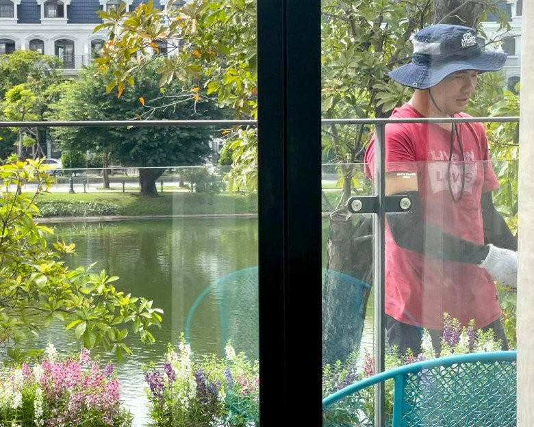 Phía ngoài căn nhà, từ ban công đến hiên nhà đều rực rỡ sắc hoa.