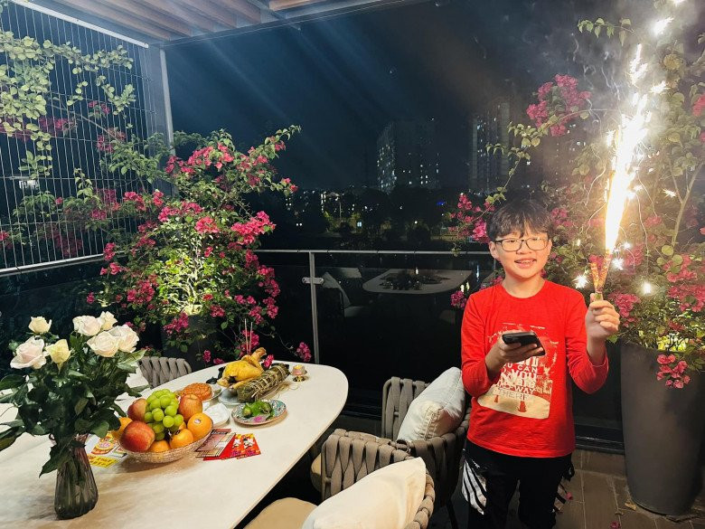 Sân thượng cũng hoa lá sum xuê, là nơi thư giãn, ngắm cảnh của gia đình. Nguồn ảnh; FBNV