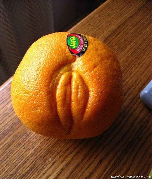 Hình dạng "nhạy cảm" của trái cam làm nhiều người nhìn phải giật mình. Ảnh: Getty