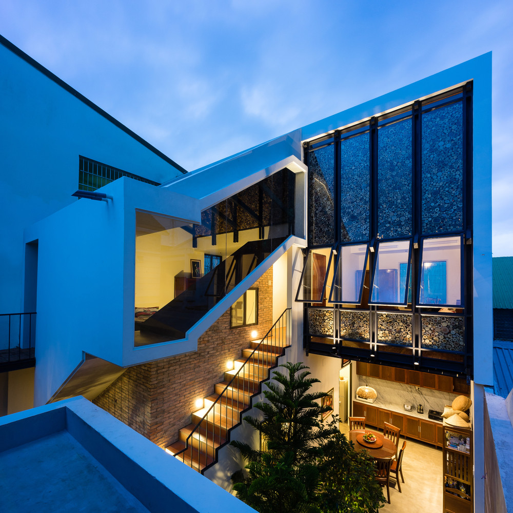 Phương án thiết kế là giữ lại nửa mái trước và hàng hiên để giữ được sự hài hòa cho tổng thể khung cảnh và tinh thần của một ngôi nhà Nam Bộ.