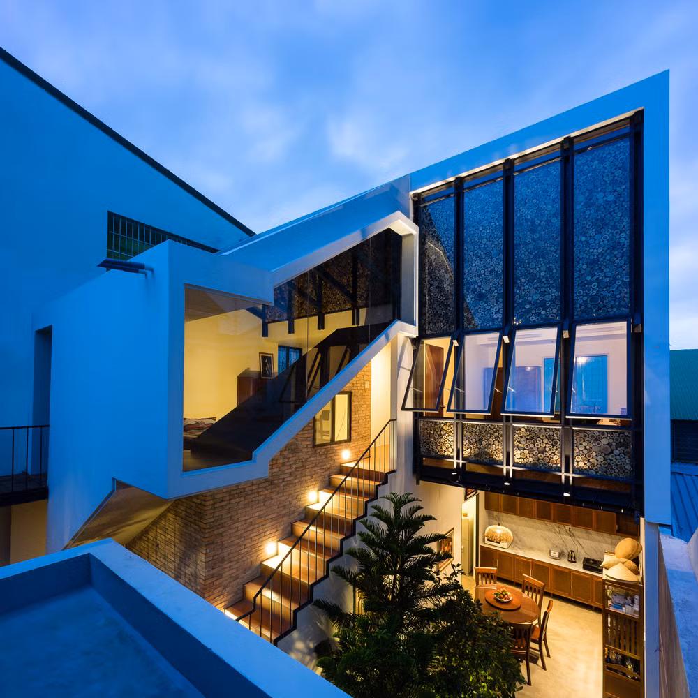 Phương án thiết kế là giữ lại nửa mái trước và hàng hiên để giữ được sự hài hòa cho tổng thể khung cảnh và tinh thần của một ngôi nhà Nam Bộ.