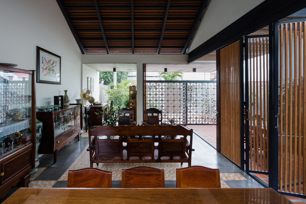 Vật liệu tháo dỡ từ ngôi nhà cũ, các chậu cây kiểng và vật dụng vốn có được chọn lọc, hoàn thiện tái sử dụng; sắp xếp lại hòa trộn với những phần xây dựng mới.