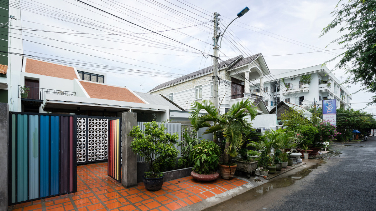 Gia chủ là một cặp vợ chồng đã về hưu, mong muốn cải tạo nhà thành chốn khang trang hơn để tận hưởng tuổi già và sum vầy với con cháu mỗi dịp lễ, Tết.