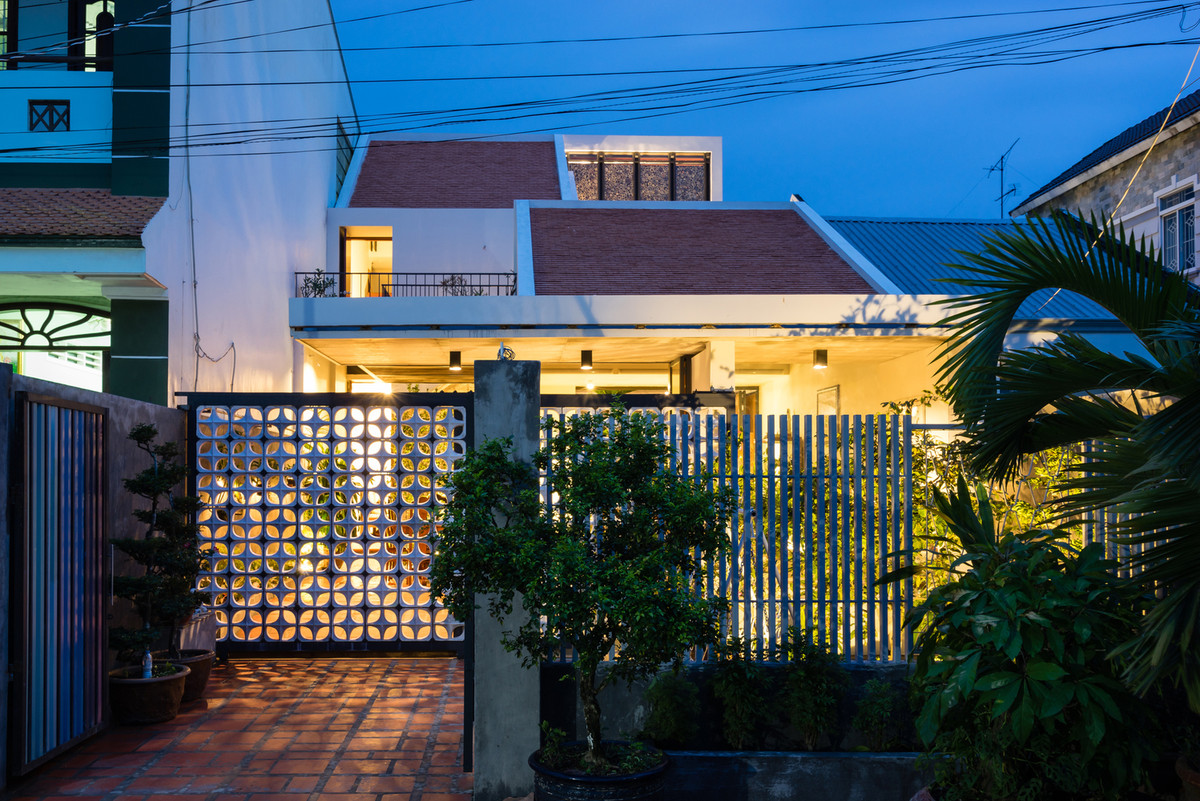 Căn nhà cũ, xây dựng trên nền đất yếu.