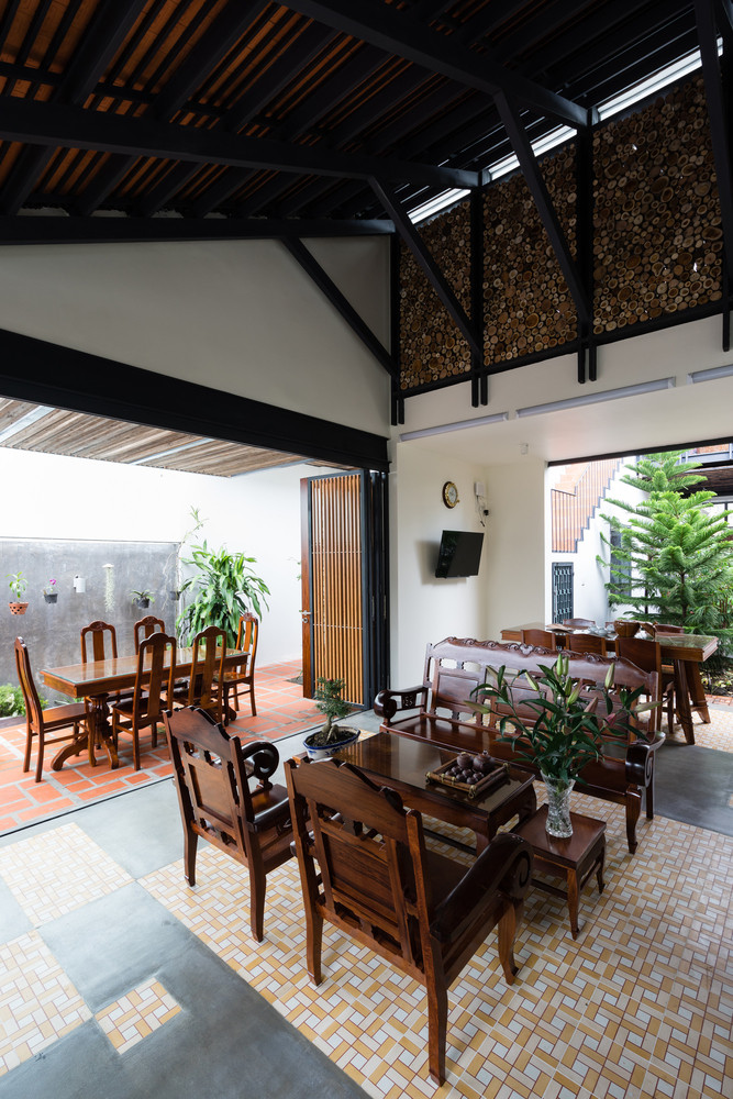 Ngôn ngữ "nửa mái" được áp dụng cho khối nhà xây mới phía sau tạo sự đồng nhất cho công trình. Ngôn ngữ tạo hình bắt đầu từ ngôi nhà hiện hữu sẽ khiến ngôi nhà hiện đại nhưng thân thuộc.