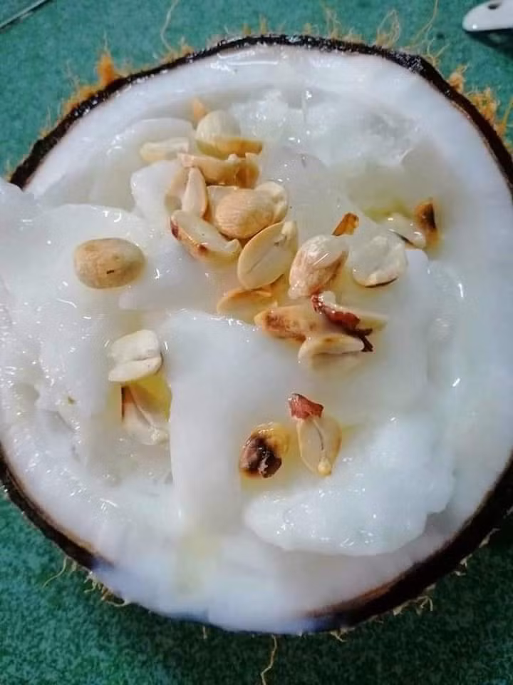 Dừa sáp Trà Vinh có thể chế biến thành nhiều món ăn ngon, lạ miệng, trong đó món dừa dầm trái cây được nhiều người yêu thích nhất. Ảnh: Facebook