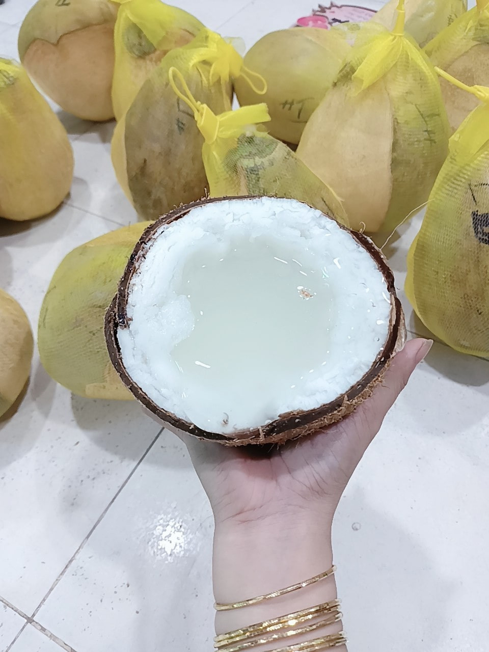 Theo đó, dừa sáp có giá bán dao động từ 130.000 - 200.000 đồng/quả nhưng vẫn không đủ bán. Ảnh: Dacsanmientay