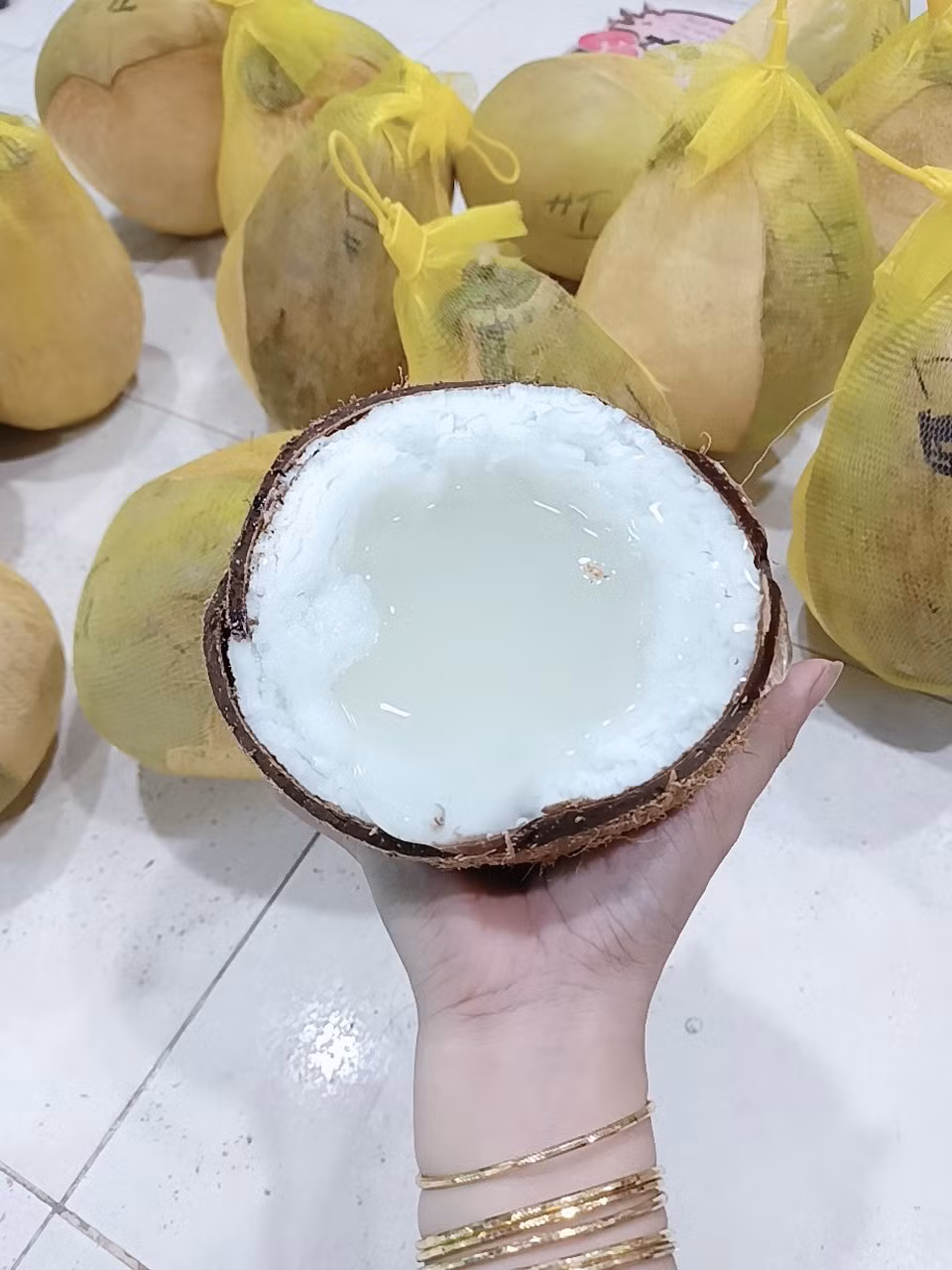 Theo đó, dừa sáp có giá bán dao động từ 130.000 - 200.000 đồng/quả nhưng vẫn không đủ bán. Ảnh: Dacsanmientay