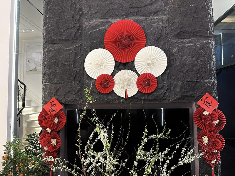 Nữ diễn viên còn trang trí những món đồ decor màu đỏ may mắn đậm chất Tết trong những ngày đầu năm mới.