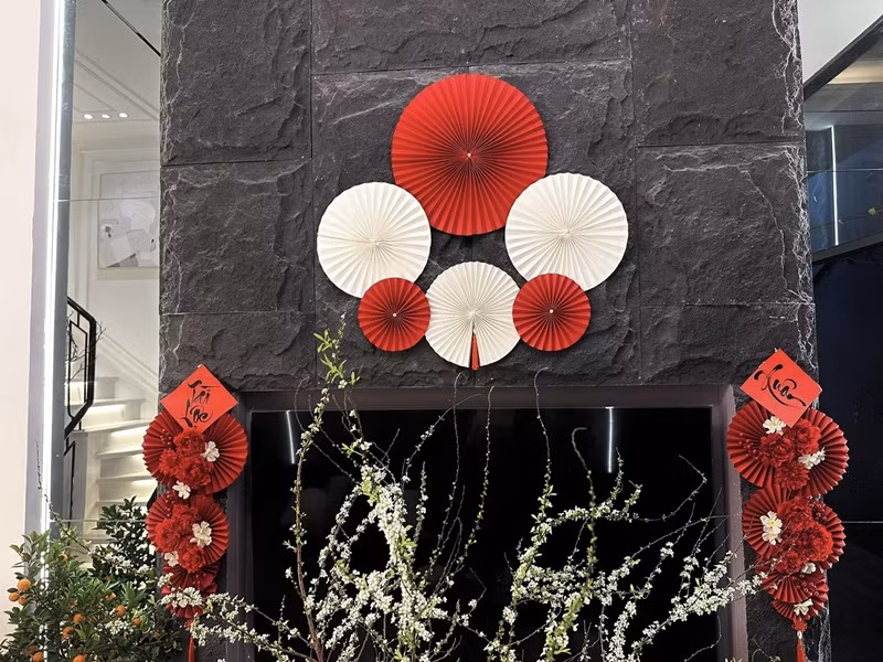 Nữ diễn viên còn trang trí những món đồ decor màu đỏ may mắn đậm chất Tết trong những ngày đầu năm mới.