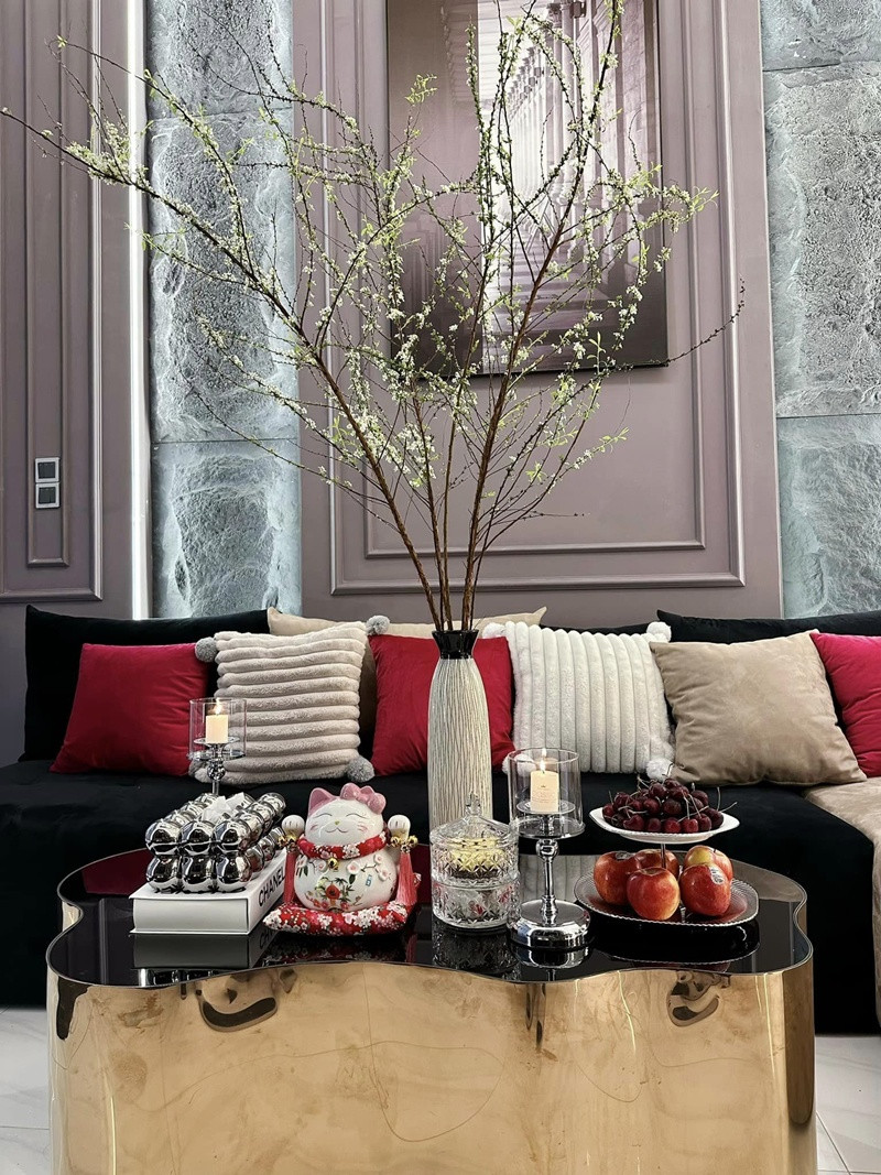 Vào những ngày xuân, Lưu Đê Ly trưng bày bình tuyết hoa lớn.