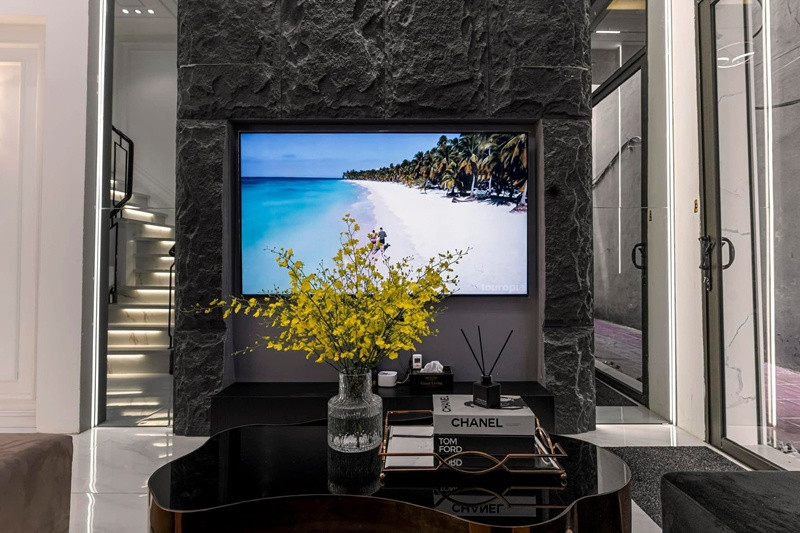 Đặc biệt, nữ diễn viên còn thích tô điểm cho không gian sống thêm sinh động bằng những bình hoa tươi.