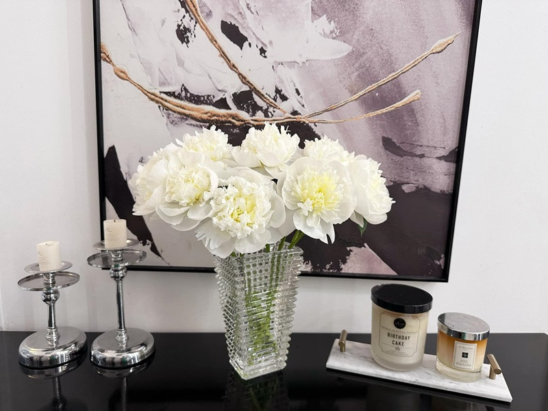 Nữ diễn viên vừa chia sẻ bình hoa trắng thanh khiết được bày biện trong nhà.