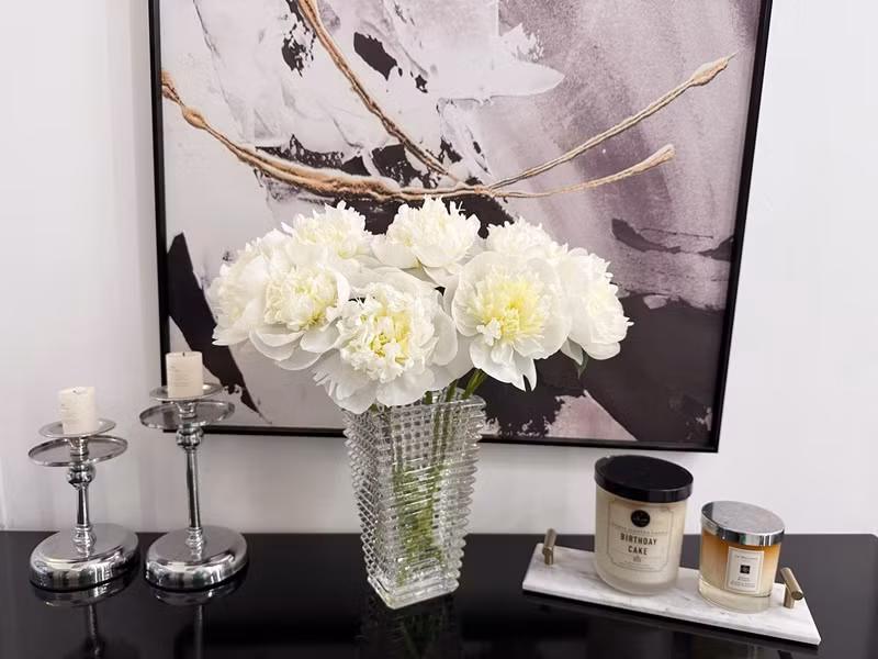 Nữ diễn viên vừa chia sẻ bình hoa trắng thanh khiết được bày biện trong nhà.