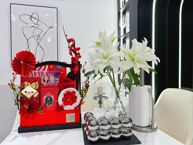 Một bình hoa mang sắc trắng khác trong nhà nữ diễn diên.