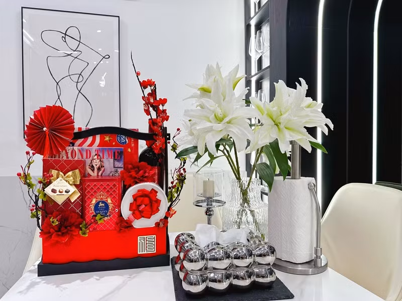 Một bình hoa mang sắc trắng khác trong nhà nữ diễn diên.