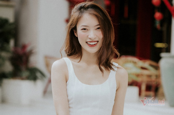 Hiện tại, ngoài công việc ở VTV, Khánh Vy còn nhận được chi phí quảng cáo từ kênh YouTube và mức thu nhập từ việc làm MC ở các sự kiện song ngữ. Ảnh: Vietnamnet