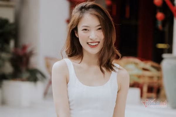 Hiện tại, ngoài công việc ở VTV, Khánh Vy còn nhận được chi phí quảng cáo từ kênh YouTube và mức thu nhập từ việc làm MC ở các sự kiện song ngữ. Ảnh: Vietnamnet