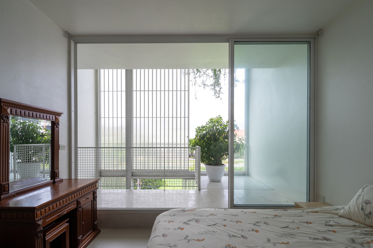 Khoảng cách gần nhất là phòng ngủ của người ông đã cao tuổi, tiếp theo ở khoảng cách xa hơn là phòng ngủ của ba mẹ và con cái.