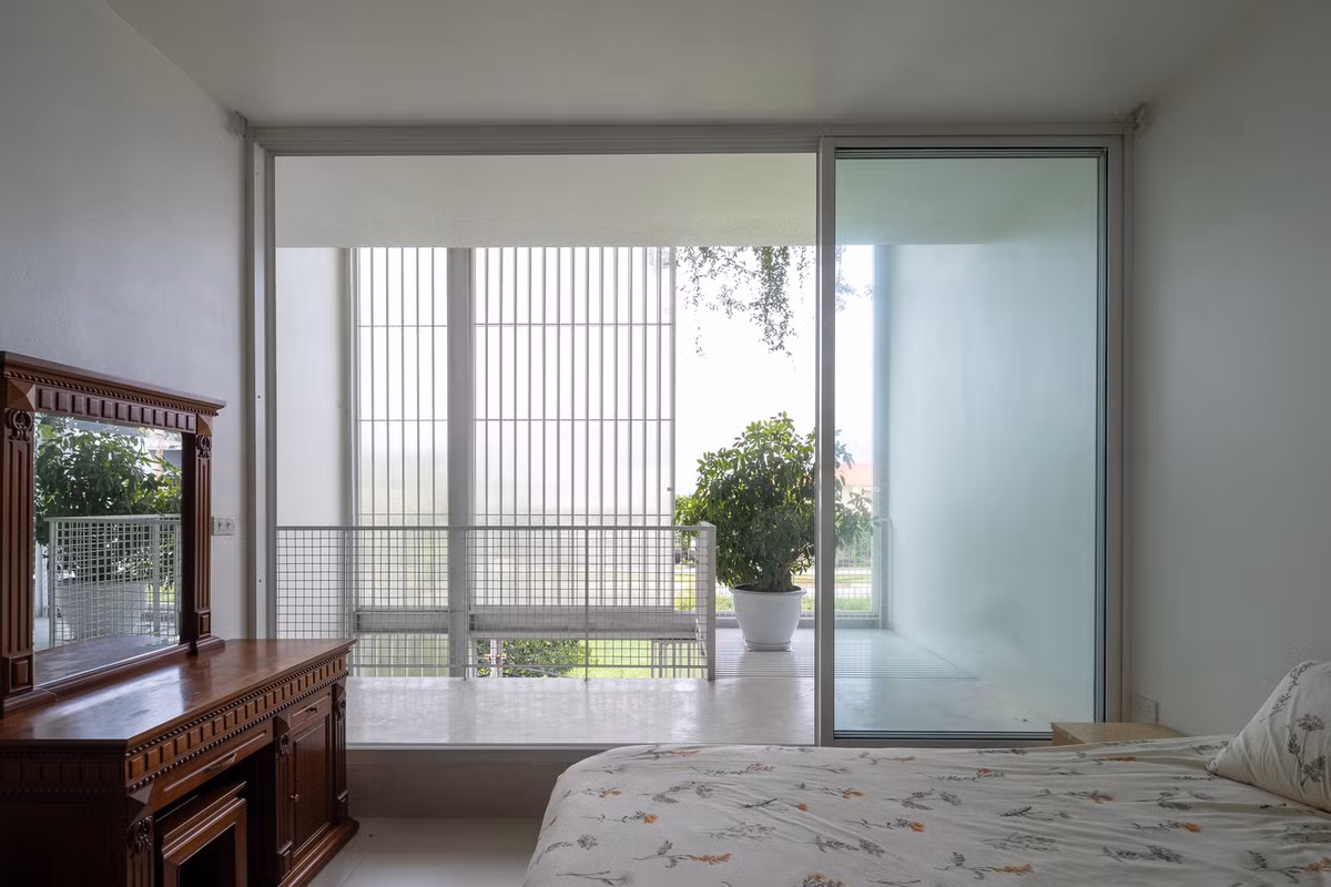 Khoảng cách gần nhất là phòng ngủ của người ông đã cao tuổi, tiếp theo ở khoảng cách xa hơn là phòng ngủ của ba mẹ và con cái.