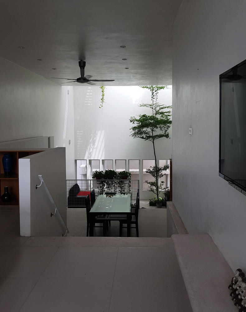 Để làm được điều này thì việc tăng cường khoảng trống cho nhà phố là điều cần thiết song "mâu thuẫn" luôn xảy ra. Cụ thể với công trình HH house, ba thế hệ chênh lệch về tuổi tác, thói quen sinh hoạt riêng biệt hình thành nên nhu cầu về các không gian cá nhân khép kín (hay còn gọi các khoảng đặc).