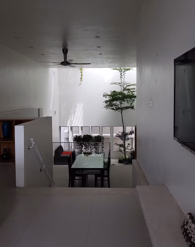 Để làm được điều này thì việc tăng cường khoảng trống cho nhà phố là điều cần thiết song "mâu thuẫn" luôn xảy ra. Cụ thể với công trình HH house, ba thế hệ chênh lệch về tuổi tác, thói quen sinh hoạt riêng biệt hình thành nên nhu cầu về các không gian cá nhân khép kín (hay còn gọi các khoảng đặc).