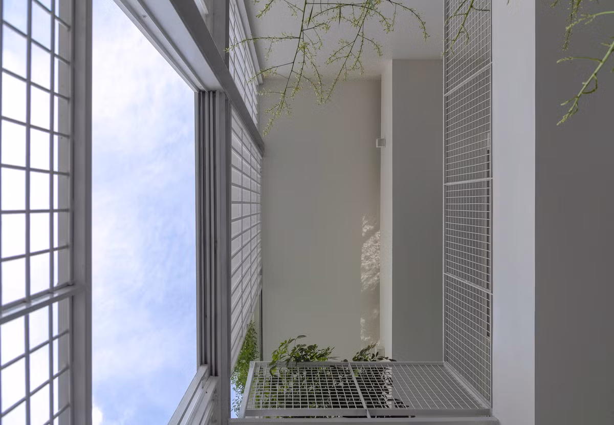 Đan xen giữa không gian riêng tư và chung là vùng đệm. Nó không chỉ tăng tiện nghi vi khí hậu trong nhà mà còn xoá nhoà ranh giới giữa không gian riêng tư và chung.