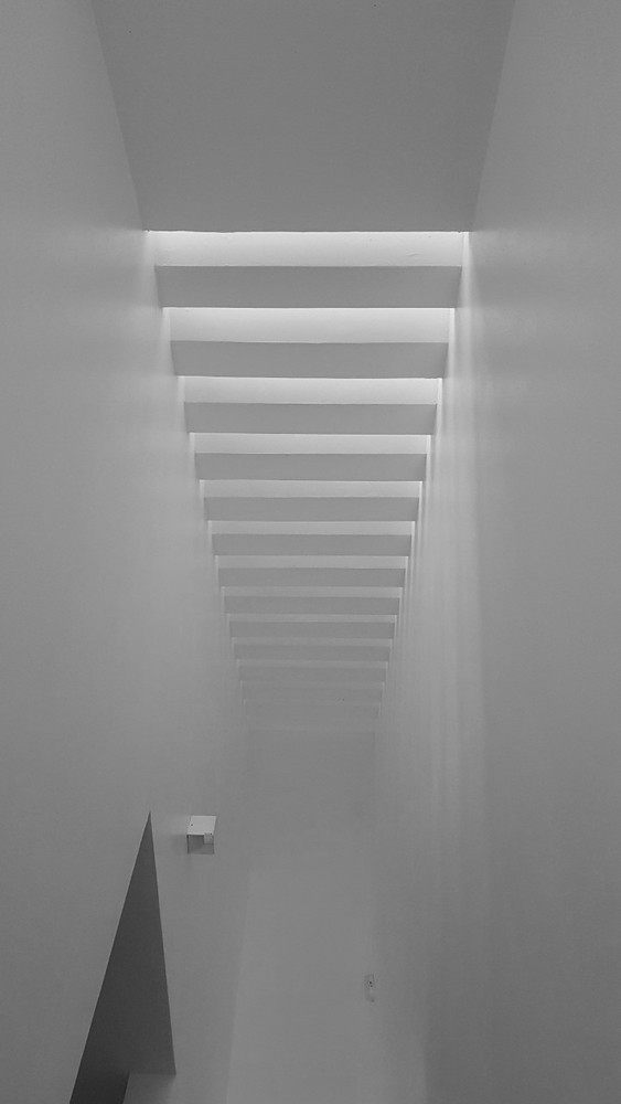 Các khoảng đặc này chiếm một phần đáng kể về thể tích trong ngôi nhà đồng thời làm giảm sự tương tác của các thành viên trong gia đình.