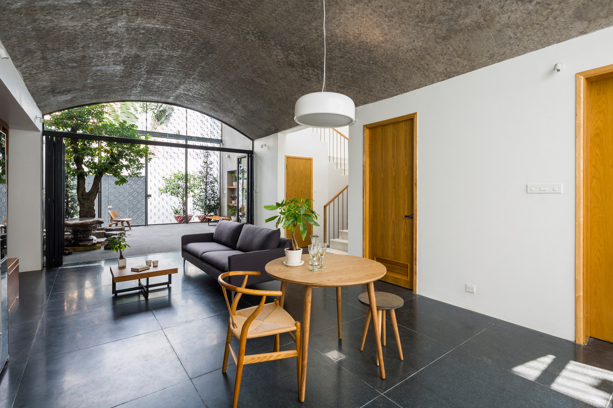 Căn nhà có chiều cao 15 mét với quy mô 3 tầng. Trong đó, tầng trệt gồm sân trước, không gian sinh hoạt chung và sau cùng là khu vực phòng khách, bàn ăn và bếp.