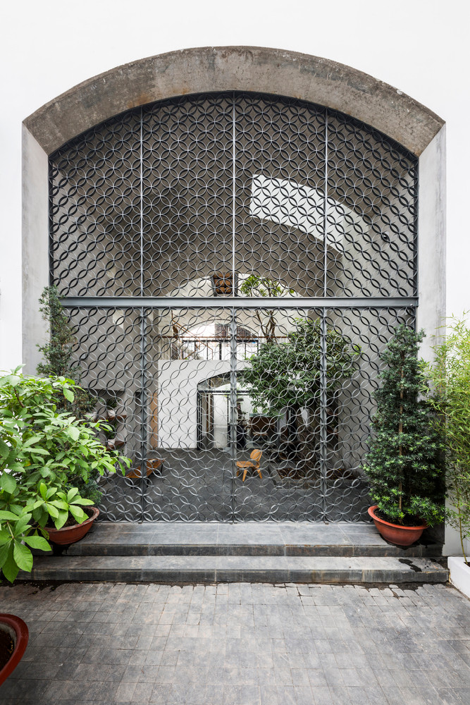 Kiến trúc sư quyết định đưa 2 phòng ngủ và phòng thờ lên tầng 3 hoặc cao hơn, đồng thời để tầng 1 và tầng 2 trở thành không gian ngoài trời.