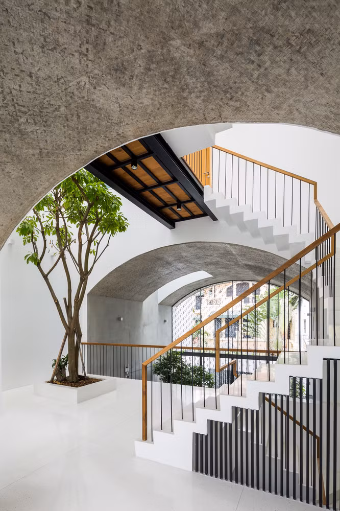 Giếng trời nằm ngay trên cầu thang giúp phân phối ánh sáng cho mọi góc.