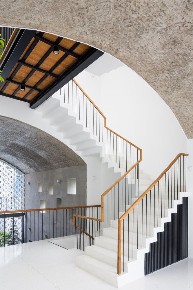 Các tầng của ngôi nhà được kết nối với nhau bằng cầu thang trắng cùng tông màu chủ đạo của nội thất.